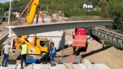 Podul de la Cătălina prinde contur. A început montarea celor 72 de grinzi