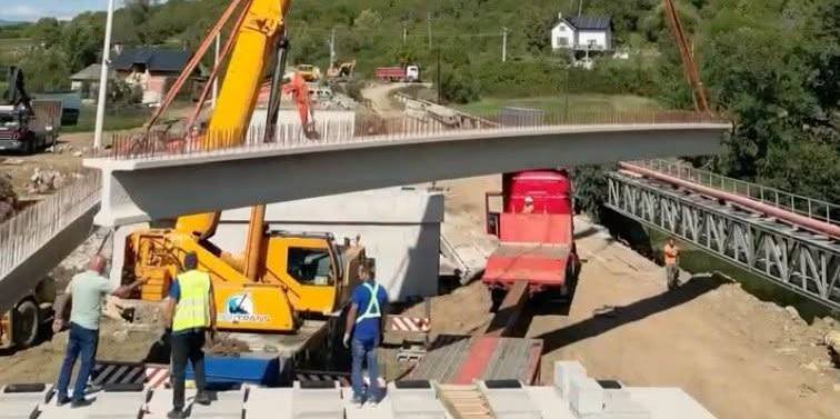 Podul de la Cătălina prinde contur. A început montarea celor 72 de grinzi