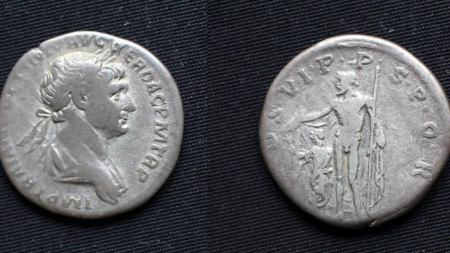 Exponatul lunii la Muzeul din Baia Mare: un denar al împăratului Traian, vechi de aproape 1.900 de ani