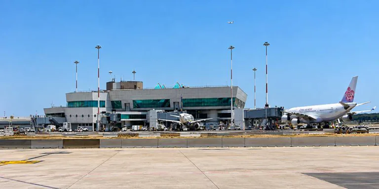 O însoțitoare de bord a dat alarma înainte de decolare. Avionul spre România a rămas la sol