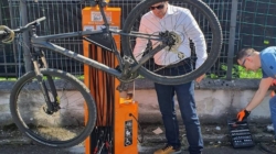 Stația de reparații pentru biciclete de la Statuia Ostașului Român, din nou reparată după un furt. Apel la respect pentru bunurile comune