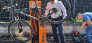 Stația de reparații pentru biciclete de la Statuia Ostașului Român, din nou reparată după un furt. Apel la respect pentru bunurile comune