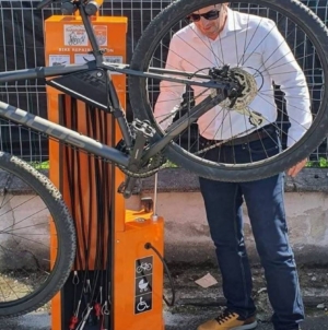 Stația de reparații pentru biciclete de la Statuia Ostașului Român, din nou reparată după un furt. Apel la respect pentru bunurile comune