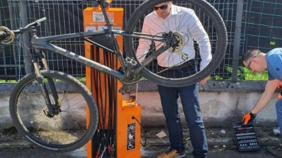Stația de reparații pentru biciclete de la Statuia Ostașului Român, din nou reparată după un furt. Apel la respect pentru bunurile comune
