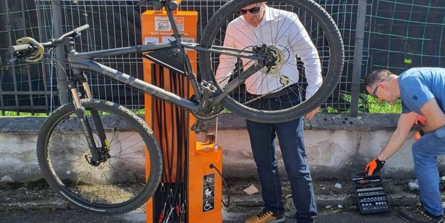 Stația de reparații pentru biciclete de la Statuia Ostașului Român, din nou reparată după un furt. Apel la respect pentru bunurile comune