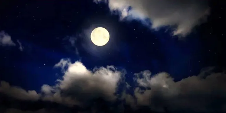 În această seară, Luna Recoltei va lumina cerul deasupra Maramureșului
