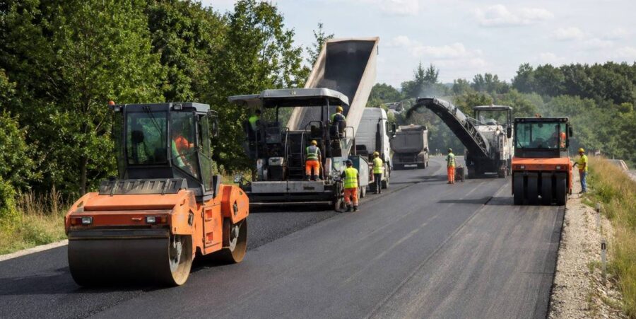 Utilaje de peste 24 de milioane de lei pentru drumurile județene din Maramureș. Mai multă muncă mecanizată și intervenții mai rapide