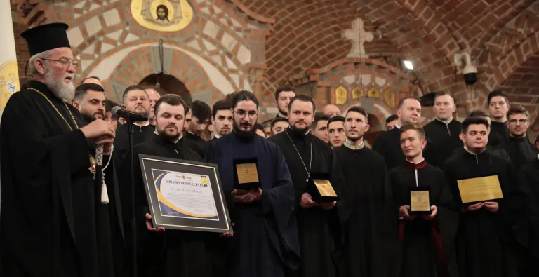 Pr. Adrian Dobreanu: Școala adevărată a cântărețului bisericesc: strana, cartea, și rugăciunea – gânduri la Ziua cântăreților bisericești (1 octombrie)