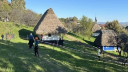 Trasee cu obstacole, tiroliană și multe provocări în această duminică la Muzeul Satului din Baia Mare