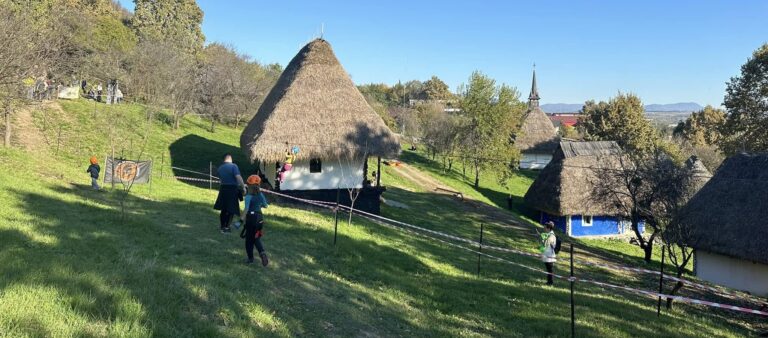 Trasee cu obstacole, tiroliană și multe provocări în această duminică la Muzeul Satului din Baia Mare