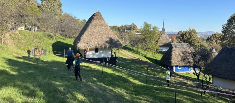 Trasee cu obstacole, tiroliană și multe provocări în această duminică la Muzeul Satului din Baia Mare