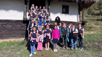 Lecție despre lumea satului de odinioară pentru elevii clasei a II-a B de la Școala „George Coșbuc” Baia Mare