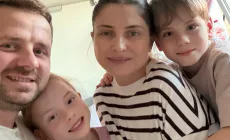 Apel umanitar pentru o tânără mamă originară din Maramureș, rămasă fără ambele picioare