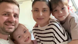 Apel umanitar pentru o tânără mamă originară din Maramureș, rămasă fără ambele picioare