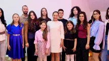 Elevii clasei canto muzică ușoară din cadrul Școlii Populare de Artă Baia Mare au adus cântece, bucurie și zâmbete seniorilor de la CASPEV