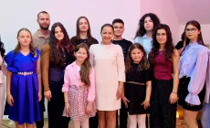 Elevii clasei canto muzică ușoară din cadrul Școlii Populare de Artă Baia Mare au adus cântece, bucurie și zâmbete seniorilor de la CASPEV
