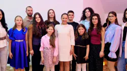 Elevii clasei canto muzică ușoară din cadrul Școlii Populare de Artă Baia Mare au adus cântece, bucurie și zâmbete seniorilor de la CASPEV