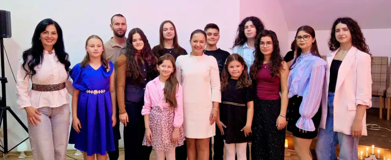 Elevii clasei canto muzică ușoară din cadrul Școlii Populare de Artă Baia Mare au adus cântece, bucurie și zâmbete seniorilor de la CASPEV
