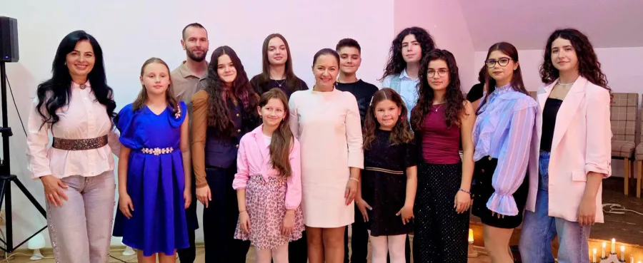 Elevii clasei canto muzică ușoară din cadrul Școlii Populare de Artă Baia Mare au adus cântece, bucurie și zâmbete seniorilor de la CASPEV