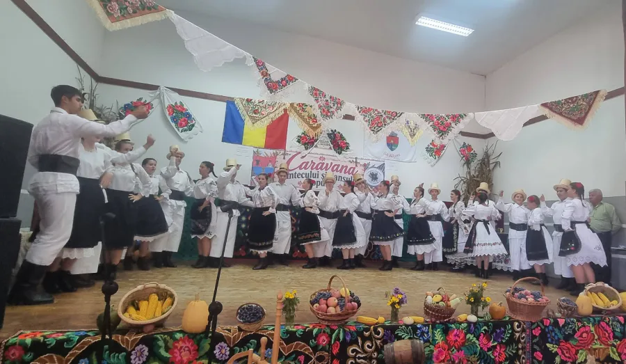 Ansamblul „Cioltișorul” din Ciolt a dus tradiția din Chioar pe scena Festivalului „Caravana Cântecului și Dansului Popular”