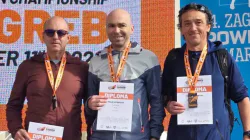 Sportivii Petre Mitru, Adrian Berinde și Waldemar Vaum de la Școala Alergării Baia Mare, pe podium la Campionatul Mondial Masters de Maraton