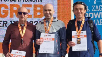Sportivii Petre Mitru, Adrian Berinde și Waldemar Vaum de la Școala Alergării Baia Mare, pe podium la Campionatul Mondial Masters de Maraton