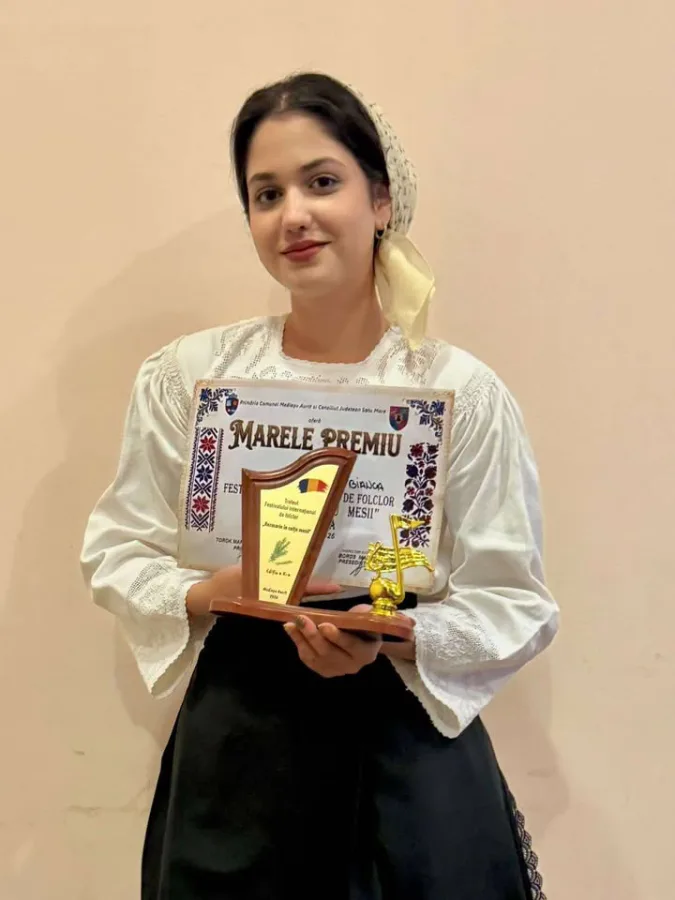 Bianca Suciu, elevă la Colegiul de Arte din Baia Mare, a câștigat Trofeul Festivalului „Rozmarin în colțul mesii”