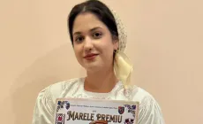 Bianca Suciu, elevă la Colegiul de Arte din Baia Mare, a câștigat Trofeul Festivalului „Rozmarin în colțul mesii”