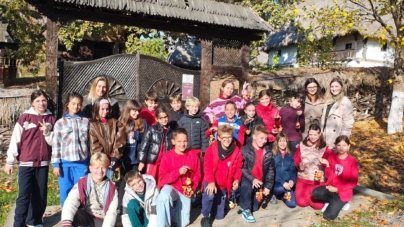 Elevii de la Liceul Internațional Baia Mare au descoperit tradițiile satului maramureșean la Muzeul Satului din Baia Mare