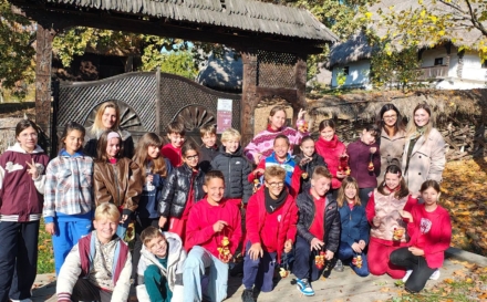 Elevii de la Liceul Internațional Baia Mare au descoperit tradițiile satului maramureșean la Muzeul Satului din Baia Mare