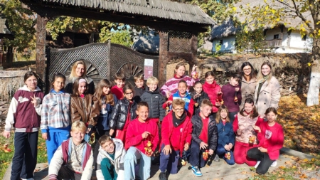 Elevii de la Liceul Internațional Baia Mare au descoperit tradițiile satului maramureșean la Muzeul Satului din Baia Mare