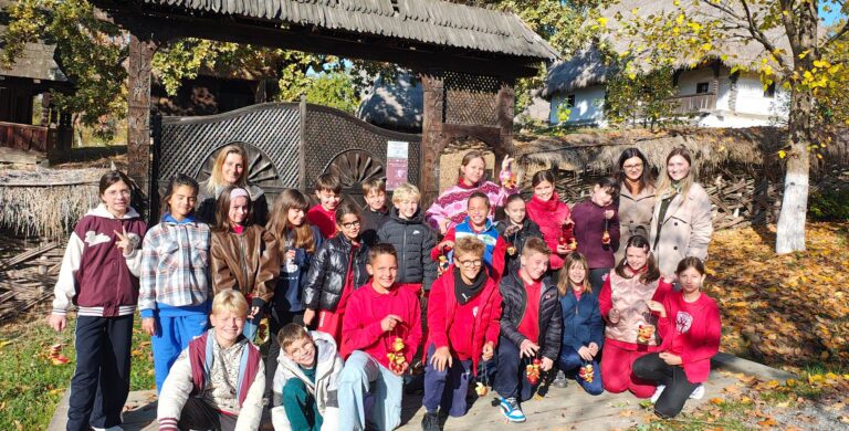 Elevii de la Liceul Internațional Baia Mare au descoperit tradițiile satului maramureșean la Muzeul Satului din Baia Mare