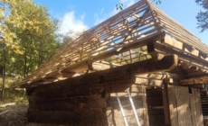 Șura Borșa, construcție din secolul al XVIII-lea, în proces de restaurare la Muzeul Satului Baia Mare