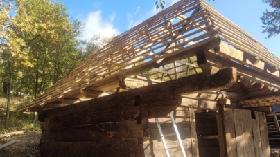 Șura Borșa, construcție din secolul al XVIII-lea, în proces de restaurare la Muzeul Satului Baia Mare