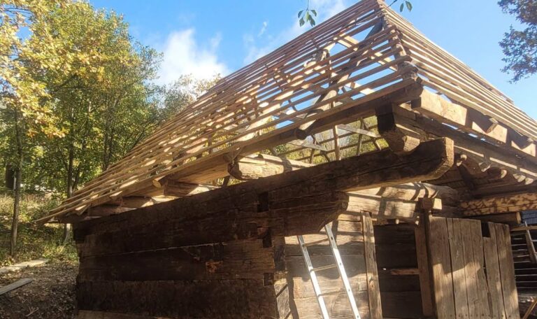 Șura Borșa, construcție din secolul al XVIII-lea, în proces de restaurare la Muzeul Satului Baia Mare
