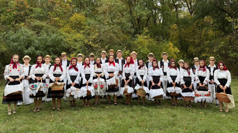 Ansamblul „Dumbrăviceana” din Dumbrăvița, prima participare la un eveniment național