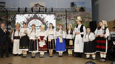 Trei tinere din Maramureș, pe podium la Festivalul de Folclor „Rozmarin în colțul mesii”
