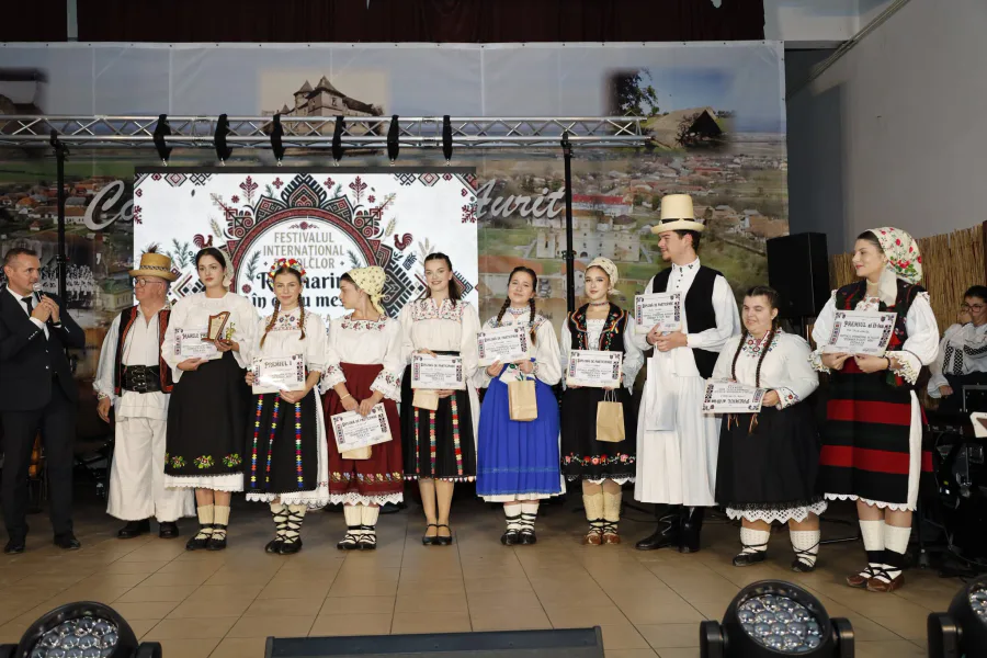 Trei tinere din Maramureș, pe podium la Festivalul de Folclor „Rozmarin în colțul mesii”