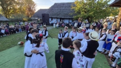 Tinerii talentați de la Școala Populară de Artă Baia Mare au animat Târgul de Sfântul Dumitru de la Muzeul Satului