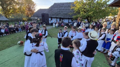 Tinerii talentați de la Școala Populară de Artă Baia Mare au animat Târgul de Sfântul Dumitru de la Muzeul Satului