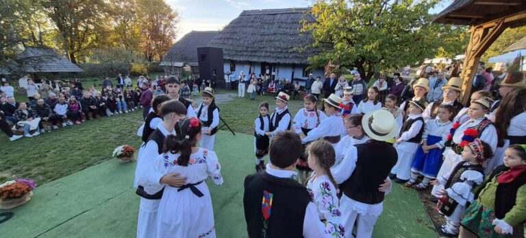 Tinerii talentați de la Școala Populară de Artă Baia Mare au animat Târgul de Sfântul Dumitru de la Muzeul Satului