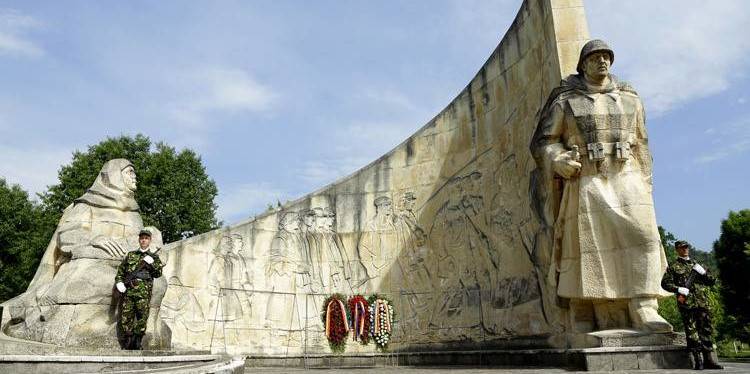 Băimărenii sunt invitați astăzi la ceremonia dedicată Zilei Armatei Române, care va include onoruri militare și defilarea gărzii de onoare