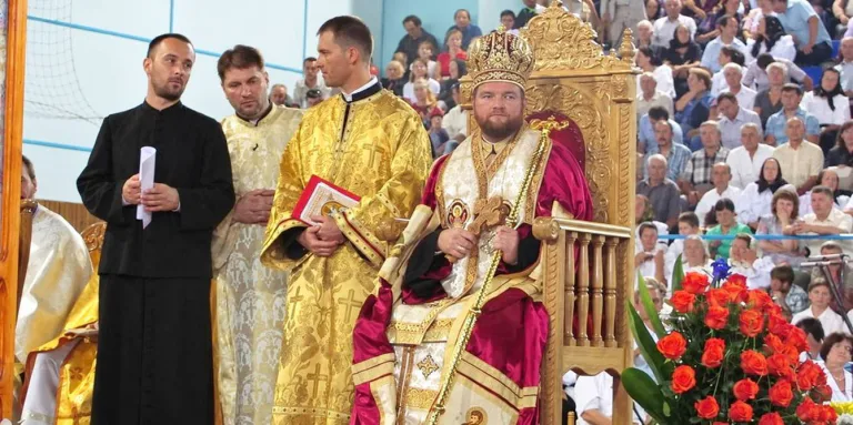 Episcopul Vasile Bizău împlinește 57 de ani, o aniversare care ne întoarce spre rădăcinile unui destin