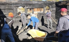 Sătenii din Posta s-au adunat în clacă pentru a salva ce a mai rămas din biserica mistuită de flăcări