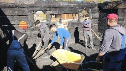 Sătenii din Posta s-au adunat în clacă pentru a salva ce a mai rămas din biserica mistuită de flăcări