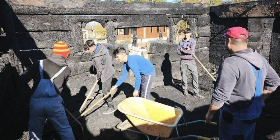 Sătenii din Posta s-au adunat în clacă pentru a salva ce a mai rămas din biserica mistuită de flăcări