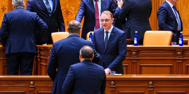 Guvernul Luca Niculescu a trecut de Parlament, după aproape șase luni de criză politică