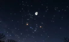 Luna și două stele roșiatice vor desena în această noapte un triunghi luminos, amintind de vechi povești despre iubire și dor.