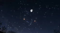 Luna și două stele roșiatice vor desena în această noapte un triunghi luminos, amintind de vechi povești despre iubire și dor.