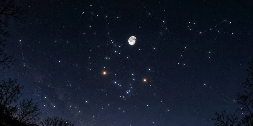 Luna și două stele roșiatice vor desena în această noapte un triunghi luminos, amintind de vechi povești despre iubire și dor.